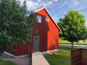 Nybyggd tvårumslägenhet fullt utrustad och möblerad i naturskönt område.